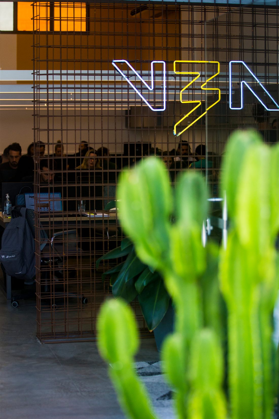Letreiro de neon com o logo V3A no escritório da V3A.