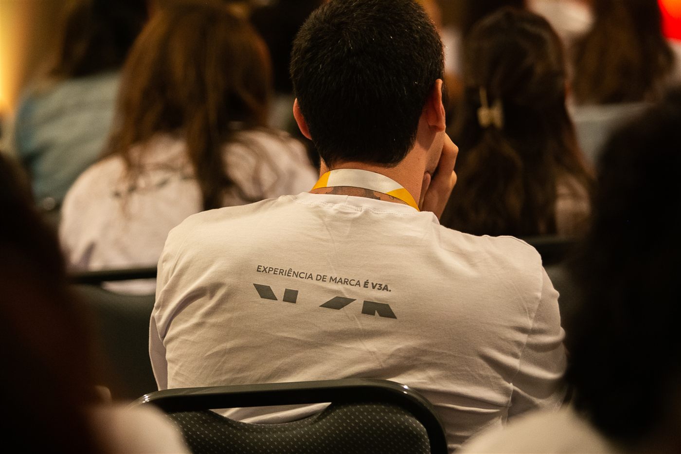 Colaborador de costas usando camiseta com o slogan da V3A.
