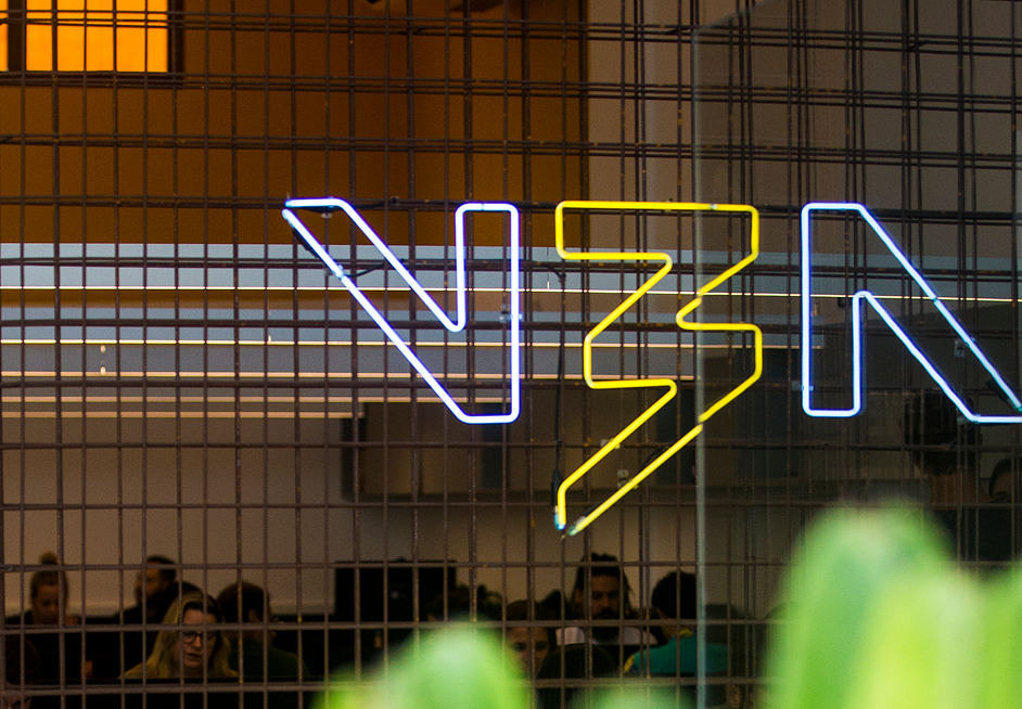 Letreiro de neon com o logo V3A no escritório da V3A.